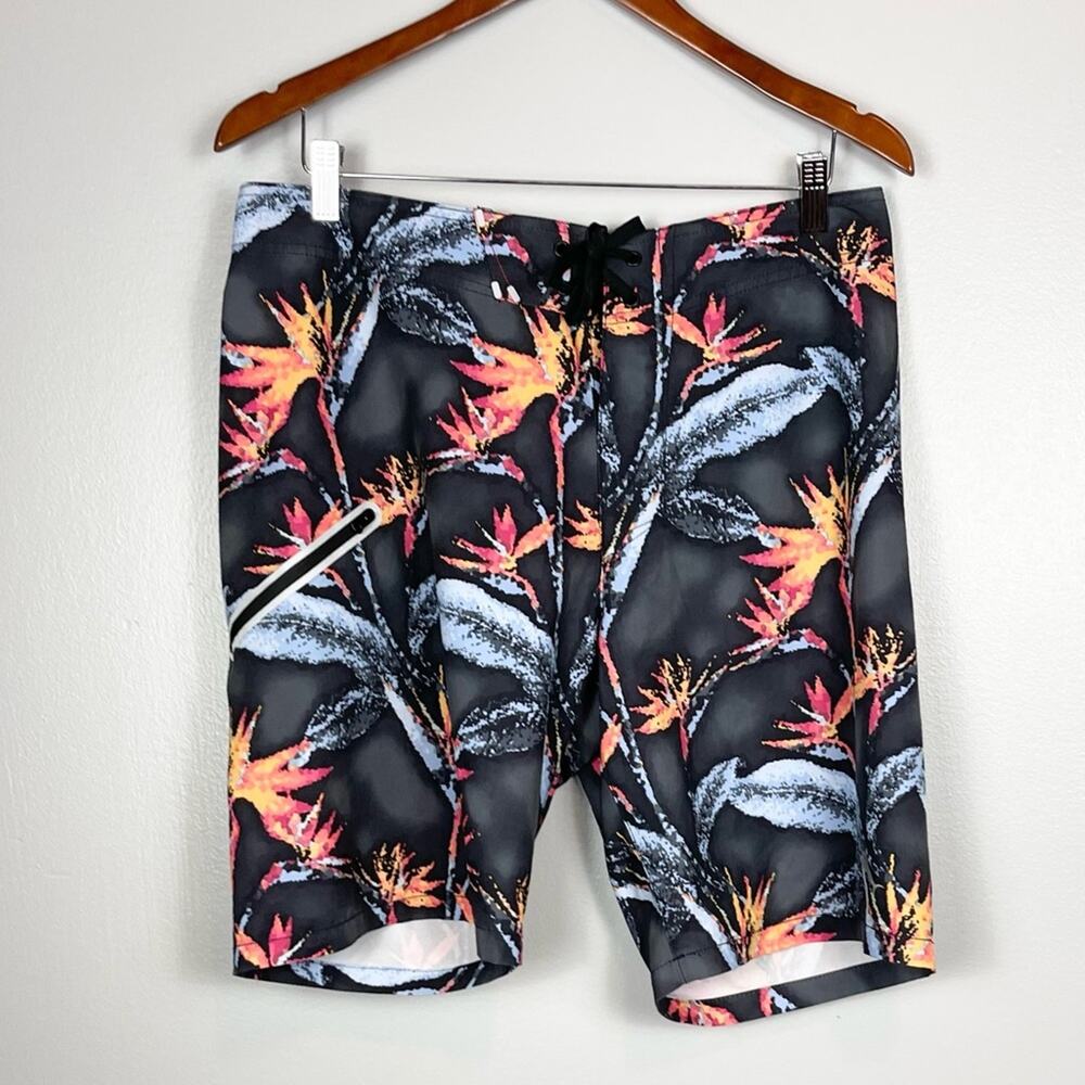 Tommy Bahama Men's Black North Shore Pixel in Paradise 9" Board Shorts size 32